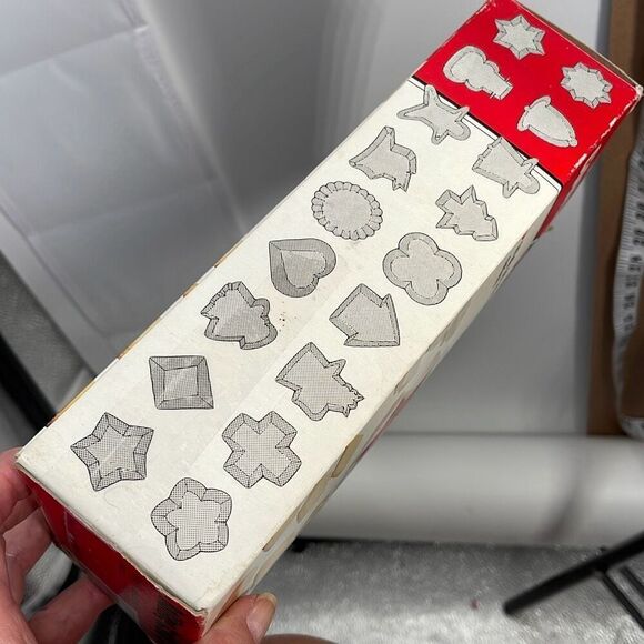 Vintage rolling cookie cutter with 18 interchangeable shapes. - Picture 9 of 9